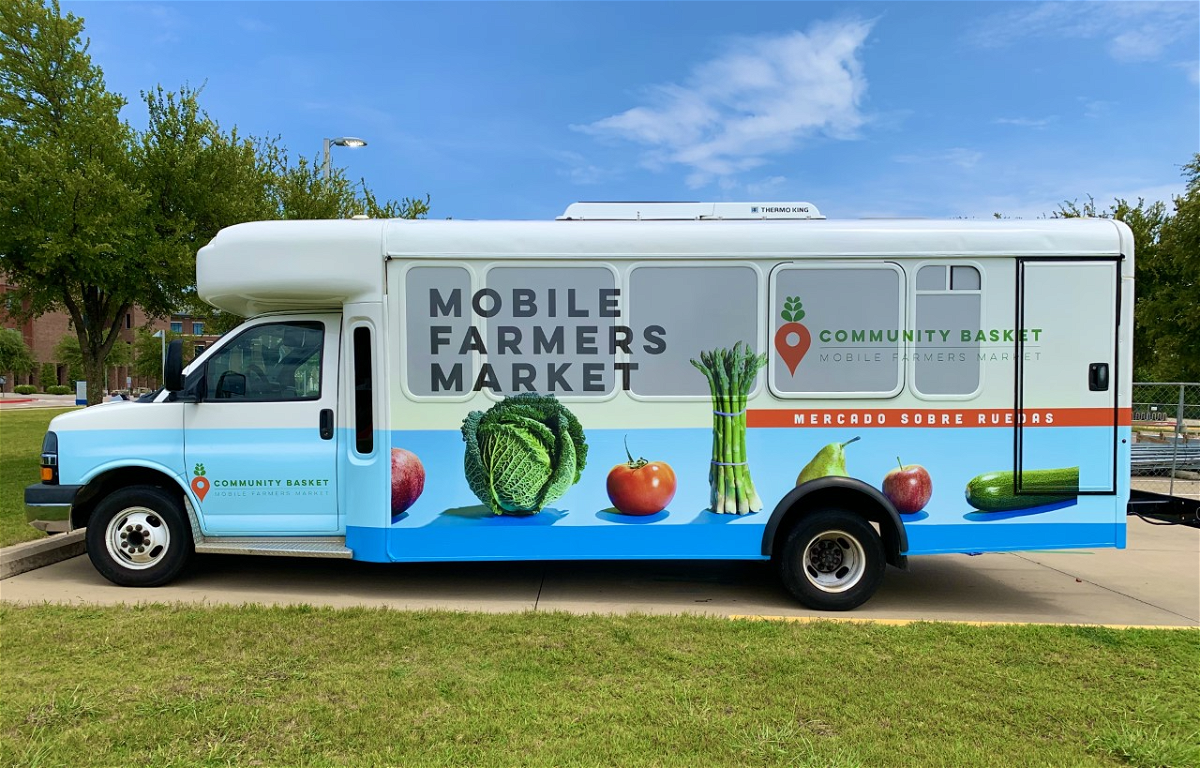 A farmers market on wheels aims to combat southern Dallas ‘food deserts’
