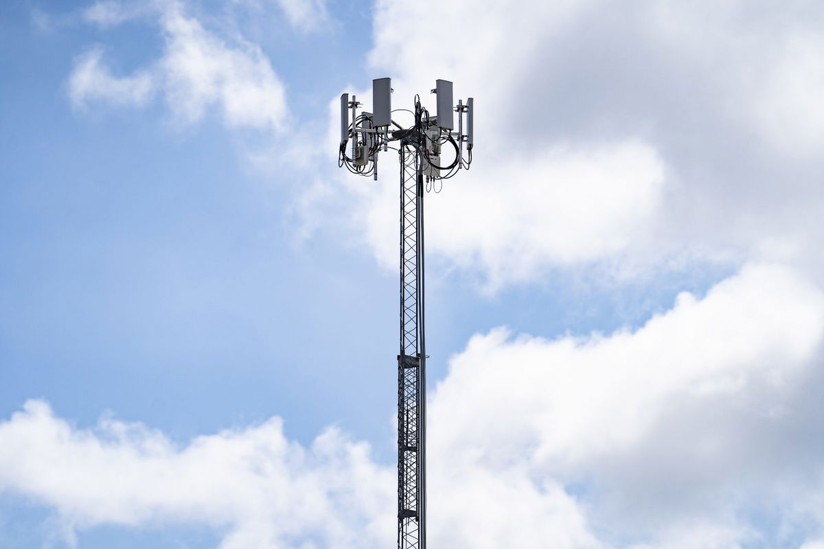 This cellular tower at Lincoln High School sends a signal to most homes within a 2-mile radius of the campus. By the end of April it will connect 200 families to the school's internet. Photo by Nitashia Johnson