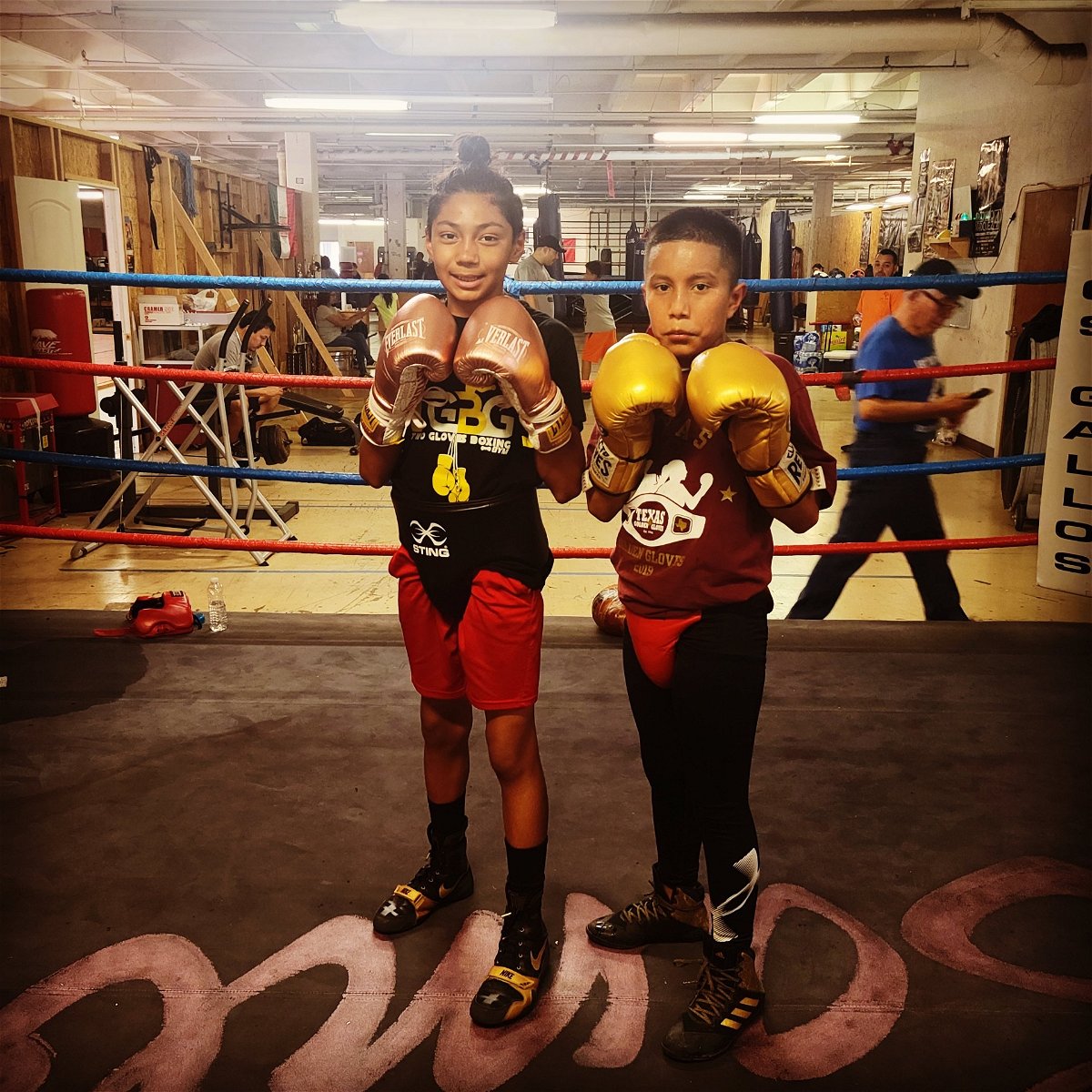 Los Gallos: Un gimnasio de West Dallas donde el boxeo enseña lecciones de vida