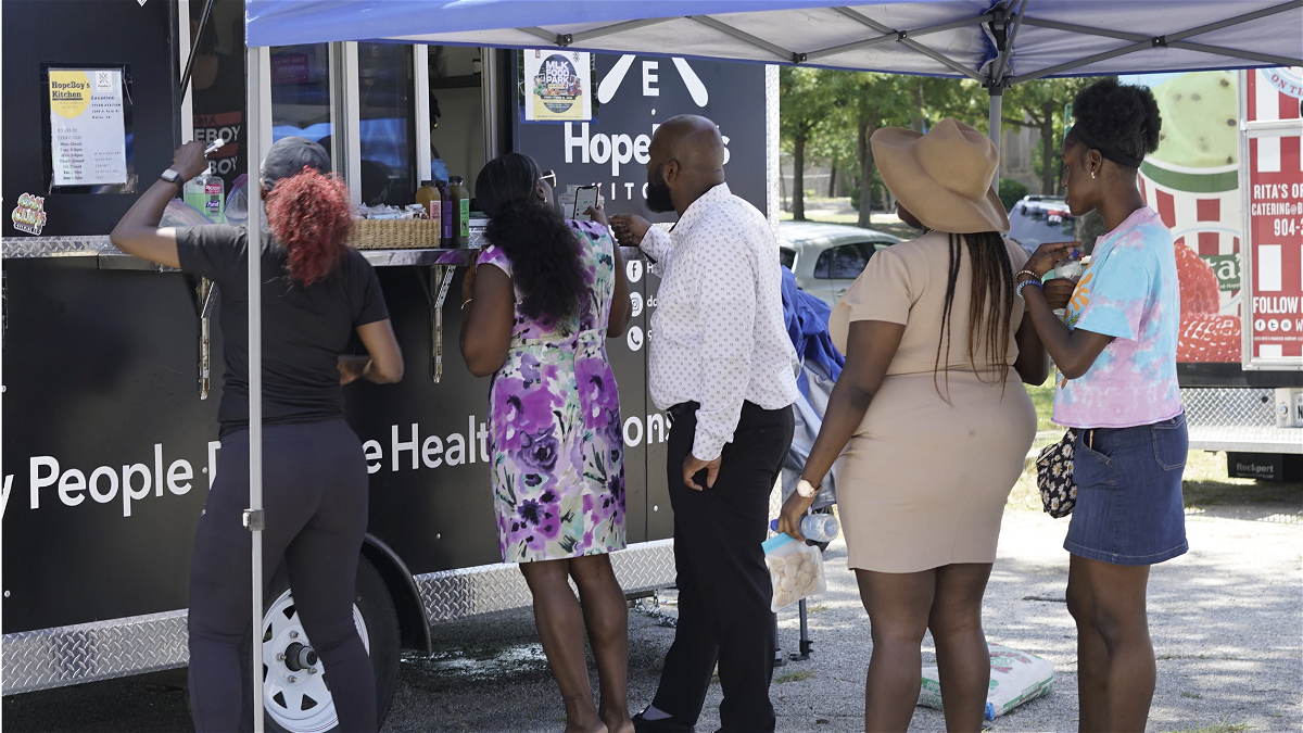 La meta de MLK Food Park, ahora en Fair Park, le da la ‘bienvenida’ a los residentes de South Dallas y gente de color.